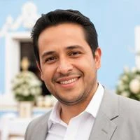 Retrato del padrino sonriendo, con traje gris claro