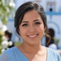 Retrato de la madrina sonriendo, con vestido azul claro