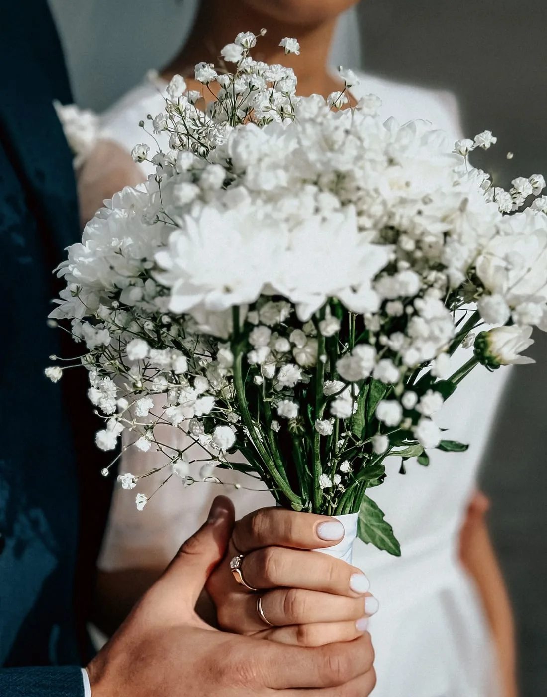 Detalle del ramo de flores blancas de la quinceañera