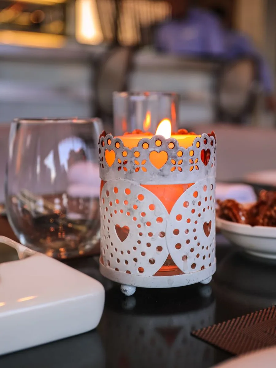 Mesa de celebración con velas encendidas y ambiente cálido